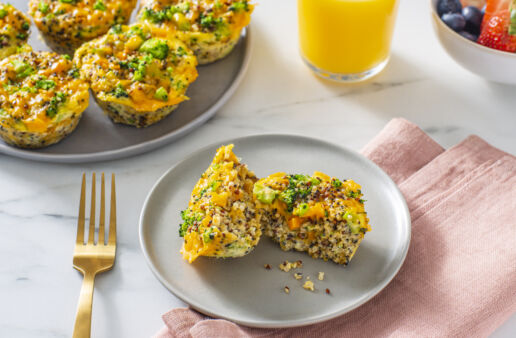 quinoa-bites-with-cheddar-cheese-broccoli-and-eggs